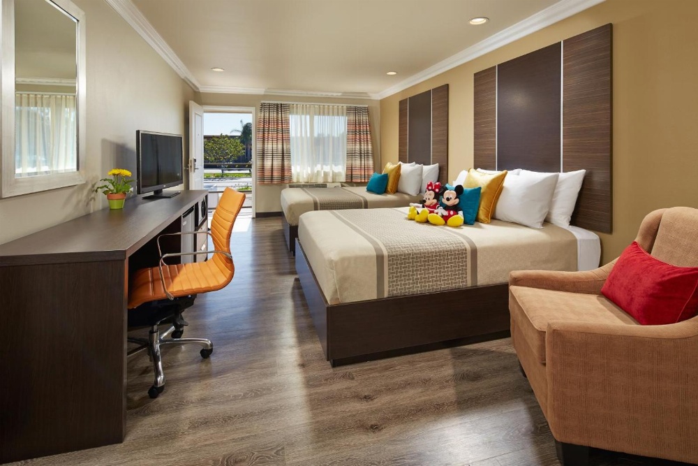 Eden Roc Inn & Suites near the Maingate Main image