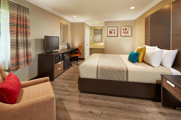 Eden Roc Inn & Suites near the Maingate Main image